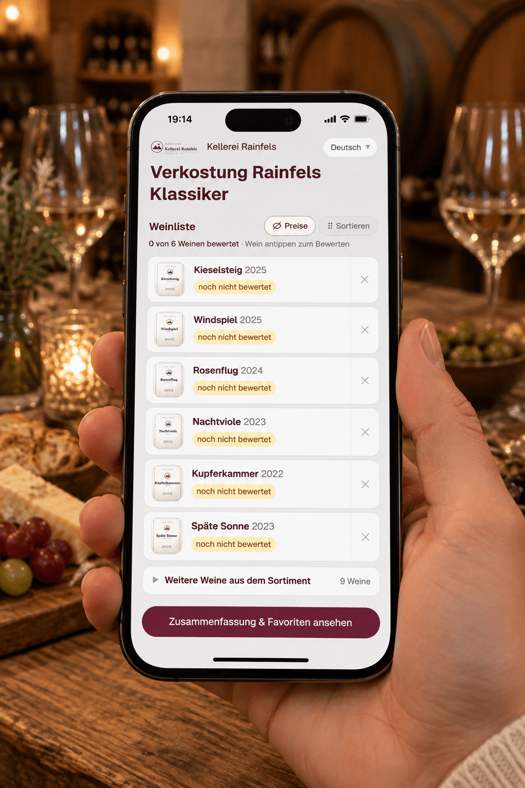 Hand mit Handy über einem Verkostungstisch: Der Bildschirm zeigt die Weinliste der Verkostung mit sechs noch unbewerteten Weinen.